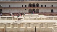 Agra Fort mencakup area seluas 38 Hektar. Dari 500 bangunan yang ada, tersisa hanya 30 saja. Agra Fort telah ditetapkan sebagai situs warisan dunia oleh UNESCO pada tahun 1984.