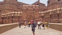 Akbar Gate atau Amar Singh Gate merupakan pintu masuk ke dalam Agra Fort.