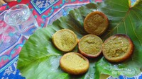 Kue bingke di atas daun simpor