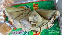 Lontong bungkus daun simpor
