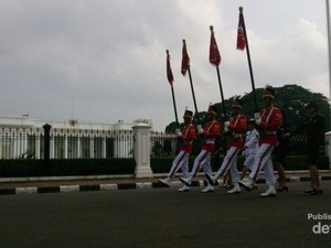 Berakhir Pekan di Jakarta, Asyiknya Nonton Pergantian Paspampres