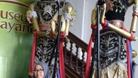 wayang golek ikonik di depan pintu masuk museum