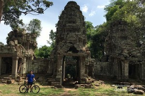 Beramal dengan Wisata Sepeda di Kawasan Angkor Wat, Kamboja