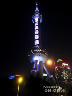 Berani Berdiri di Ketinggian 468 Meter di Atas Kota Shanghai?