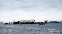 Rumah Apung berjarak cukup dekat dari bibir pantai