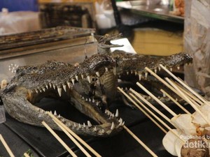 Berani Coba Makan Kepala Buaya di Thailand?