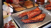 Salah satu menu favorit di Pattaya Floating Market, Iga Babi