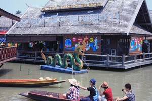 Berani Icip Kalajengking di Pattaya Floating Market?