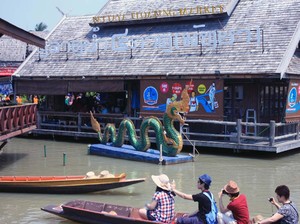 Berani Icip Kalajengking di Pattaya Floating Market?