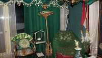 Salah satu sudut kamar yang serba hijau (www.disparbud.jabarprov.go.id)