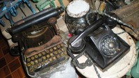 Wow! Mau beli perabot rumah tangga yang antik? Di Pasar Triwindu juga tersedia banyak perabot rumah tangga yang unik, seperti telepon-telepon lucu ini.