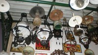 Aneka macam lampu antik yang terpajang di pasar Triwindu, Solo