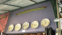 Keramik-keramik Cina dan harta karun lainnya yang memiliki nilai sejarah juga banyak dijual di Pasar Triwindu