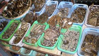 Berbagai macam handle pintu unik nan cantik yang dijual di Pasar Triwindu, Solo