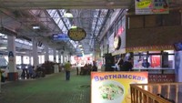 Jajaran restaurant Vietnam dan tempat para mahasiswa Indonesia membeli bahan-bahan masakan Indonesia yang lokasi nya ada di parkiran samping pasar