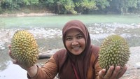 Nurbeti memegang durian