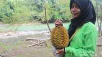Model : Mega memegang Durian Leupung