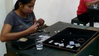 Pengrajin di Celuk (ccyee.wordpress.com)