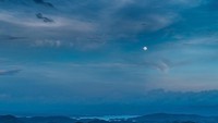Bulan diatas danau. Dari puncak bisa melihat danau / waduk Riam Kanan.