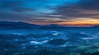 Awan malam mulai menyelimuti daratan rendah.