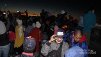 Suasana menunggu momen munculnya Golden sunrise. Sangat ramai dan berdesak-desakan.