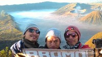 Golden sunrise di puncak Gunung Bromo