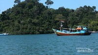 Selain membeli ikan segar pengunjung juga bisa menyewa perahu untuk berkeliling Pantai