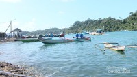 Kita bisa menikmati pemandangan alam yang indah sambil menyantap ikan bakar