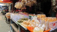 Jajanan khas Imlek yang dijual di Pasar Lama Tangerang