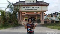 Penjual legen dapat kita temui tidak jauh dari Balai Desa Dalegan.