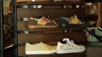 Sepatu dengan motif etnik. Keren, ya?