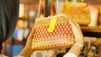 Tas berbahan dasar songket.