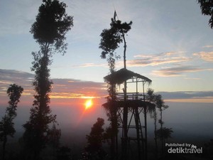 Berburu Sunrise Cantik di Kaki Gunung Sindoro