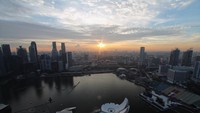 Melihat Matahari Terbenam dari Atas Marina Bay Sands.