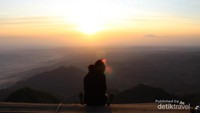Foto dengan background sunrise dan Rawa Pening di Gunung Telomoyo