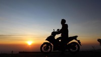 Foto dengan background sunrise di Gunung Telomoyo