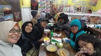 Bersama teman-teman menghangatkan badan dengan makanan.