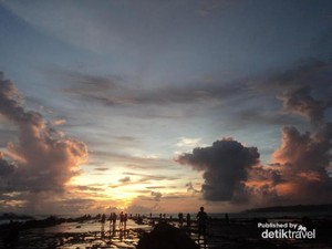 Berburu Sunset Cantik di Pantai Tanjung Layar, Sawarna