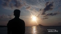 Menyaksikan sunset di Desa Sadai.
