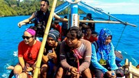 Menggunakan Perahu Menyebrang Ke Pulau Sempu