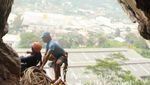 Berdebar! Sensasi Panjat Tebing di Bandung Barat