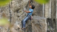 Memanjat jalur sport di Tebing Citatah 125 (foto oleh: Karina Londy)