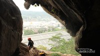 Melakukan upper belay di pitch 1