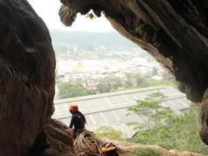 Berdebar! Sensasi Panjat Tebing di Bandung Barat