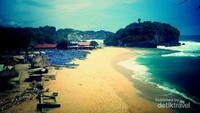 Pantai Drini dilihat dari atas bukit karang di sebelah kanan
