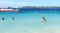 Mandi bareng bule, salah satu yang seru di Gili Trawangan.