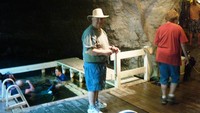 Tidak jarang banyak juga wisatawan yang hanya sekadar berjalan-jalan dan menikmati keindahan alam bawah tanah Homestead Crater (waymarking.com)