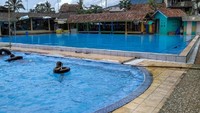 Kolam Renang Mata Air Cikoromoy