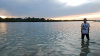 Di kala senja, panorama  Laut Sawai tambah cantik (Sumber: Brama Danuwinata/ACI)