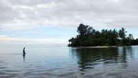 Lihat saja, kedalaman laut ini rata-rata hanya  selutut atau sepinggang orang dewasa (Sumber: Brama Danuwinata/ACI)